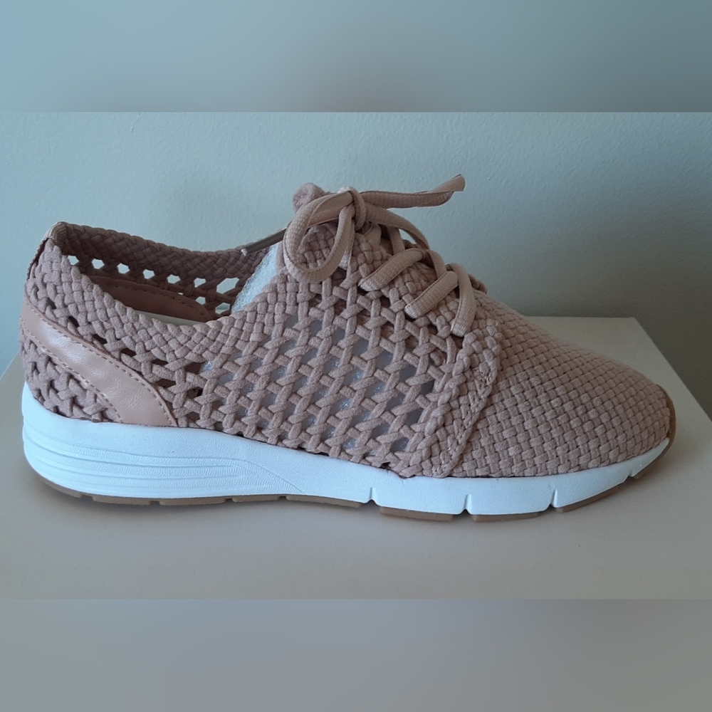 Sneakers ~ Size 6
